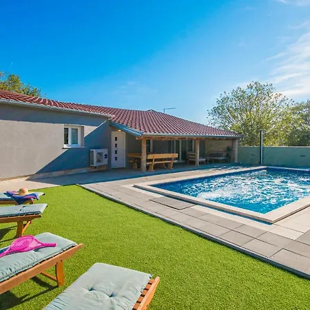 Two-bedroom Holiday In Pakoštane